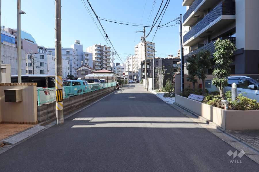 敷地南側の前面道路（東側から）