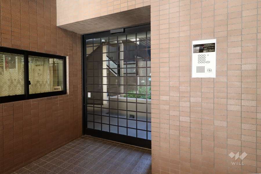 エントランスはオートロック付きです。