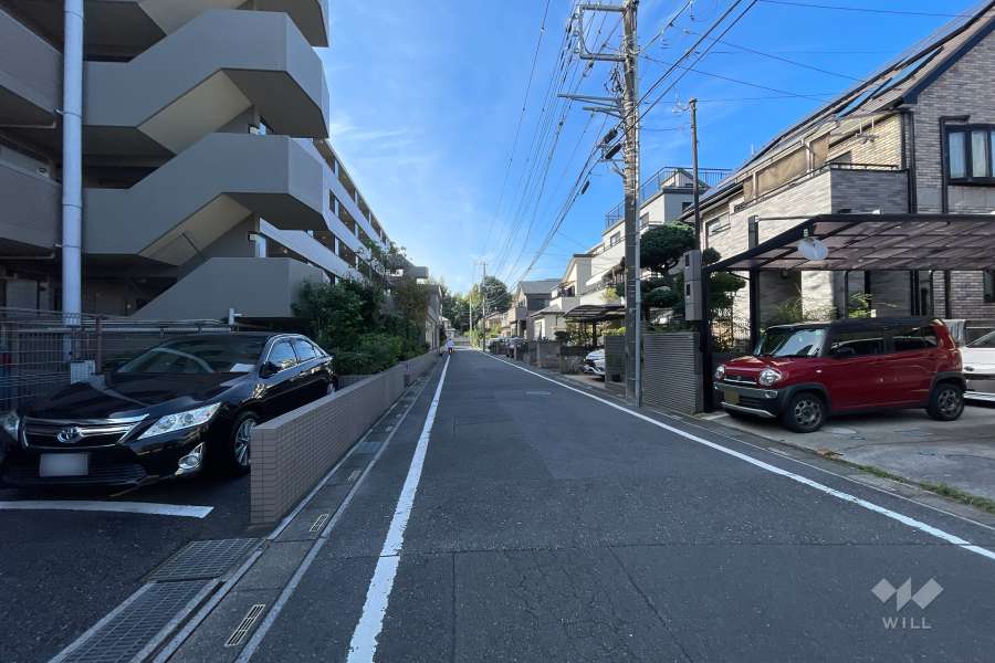 敷地の北側前面道路（東側から）
