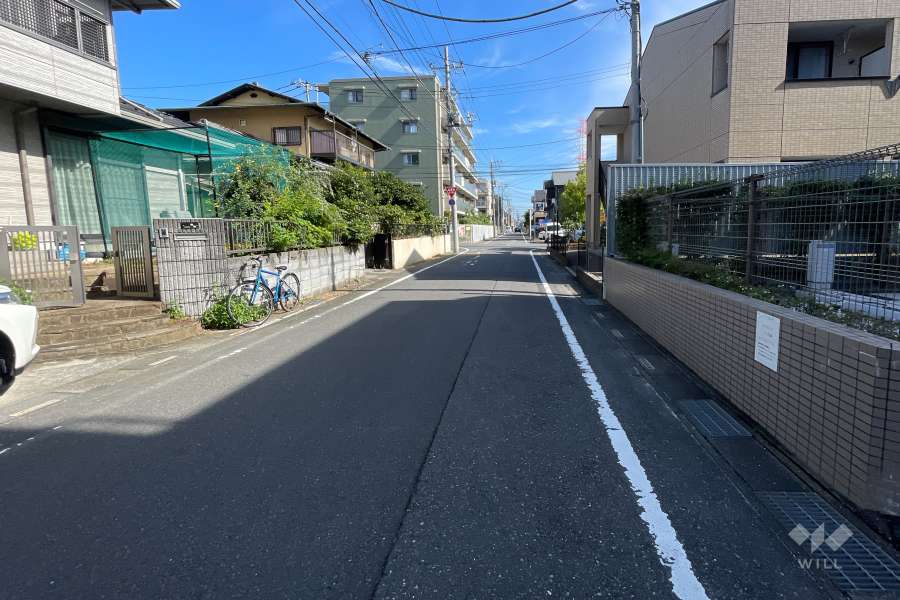 敷地の北側前面道路（西側から）