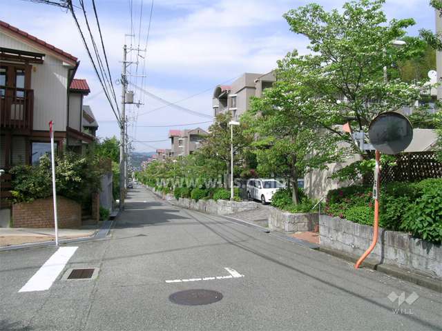 イーストアベニュー箕面おのはら全体。周辺は閑静な住宅地です。