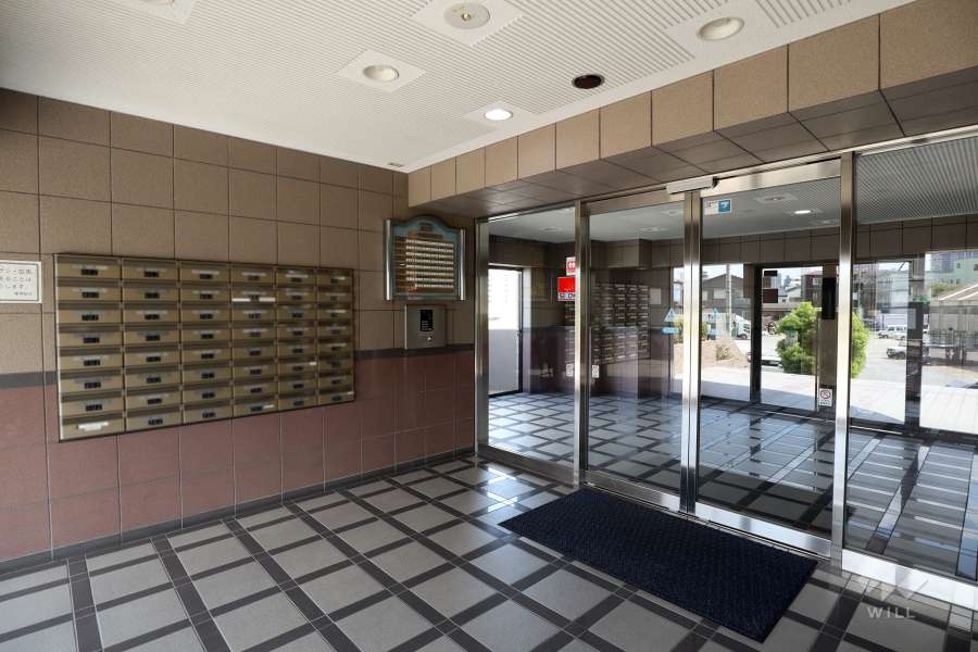 エントランスはオートロック付きです。