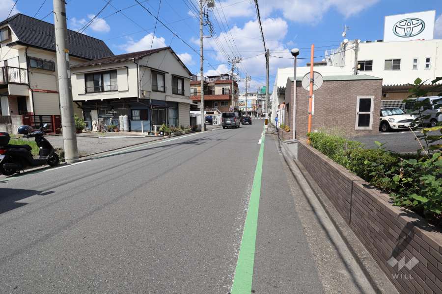 敷地西側の前面道路（南側から）