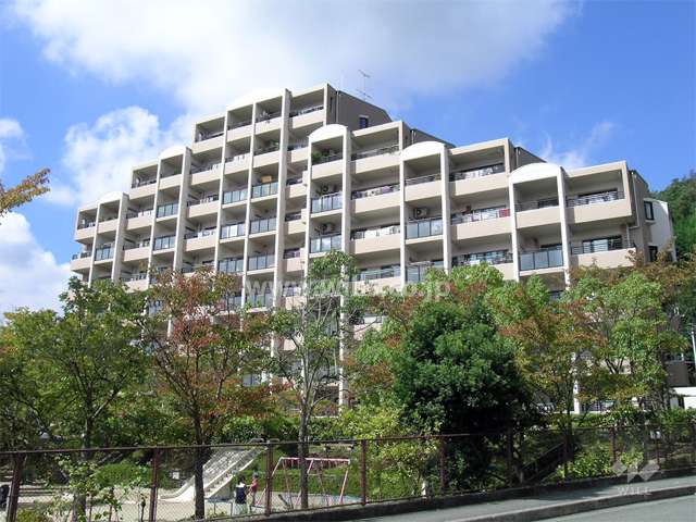 ルミナス箕面の森六番街17号棟の外観（東側から）