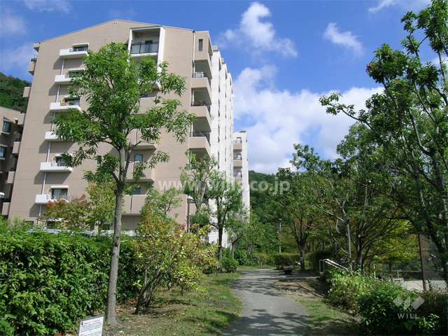 敷地の南東側には遊歩道があります