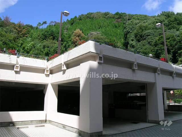 駐車場棟。すぐ裏は山です。