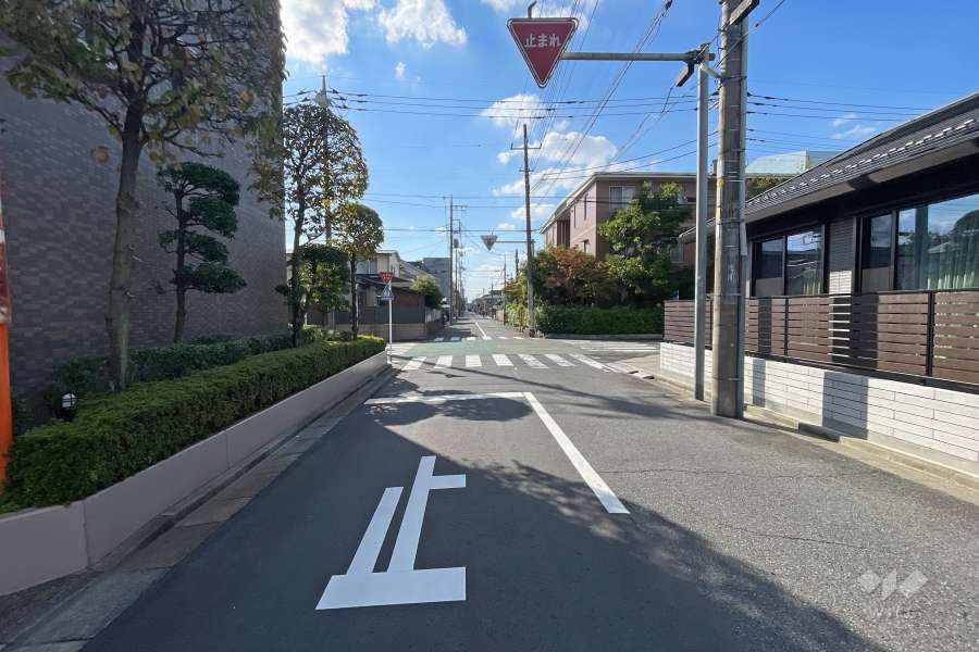 敷地の北側前面道路（東側から）