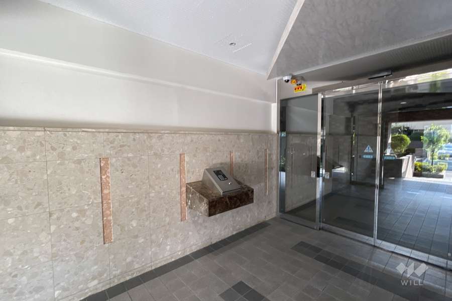 エントランスはオートロック付きです。