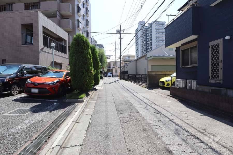 敷地西側の前面道路（北側から）