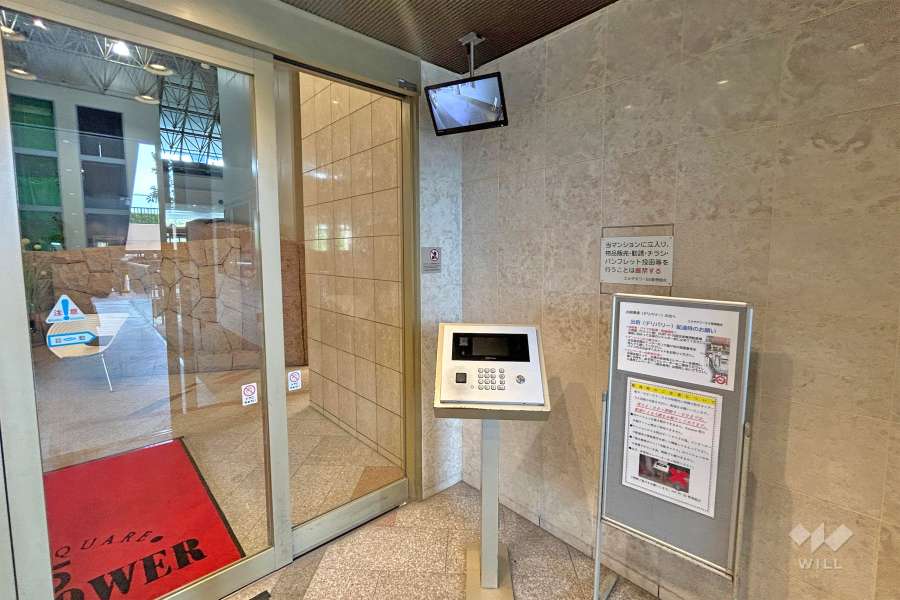 エントランスはオートロック付きです。　