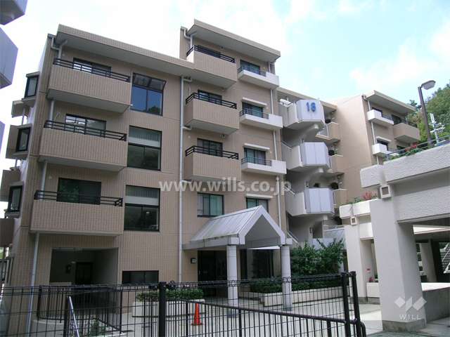 東側から見た外観