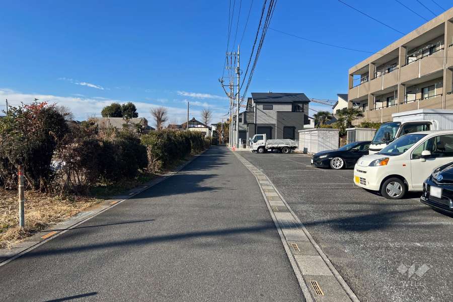 敷地南西側の前面道路（南東側から）