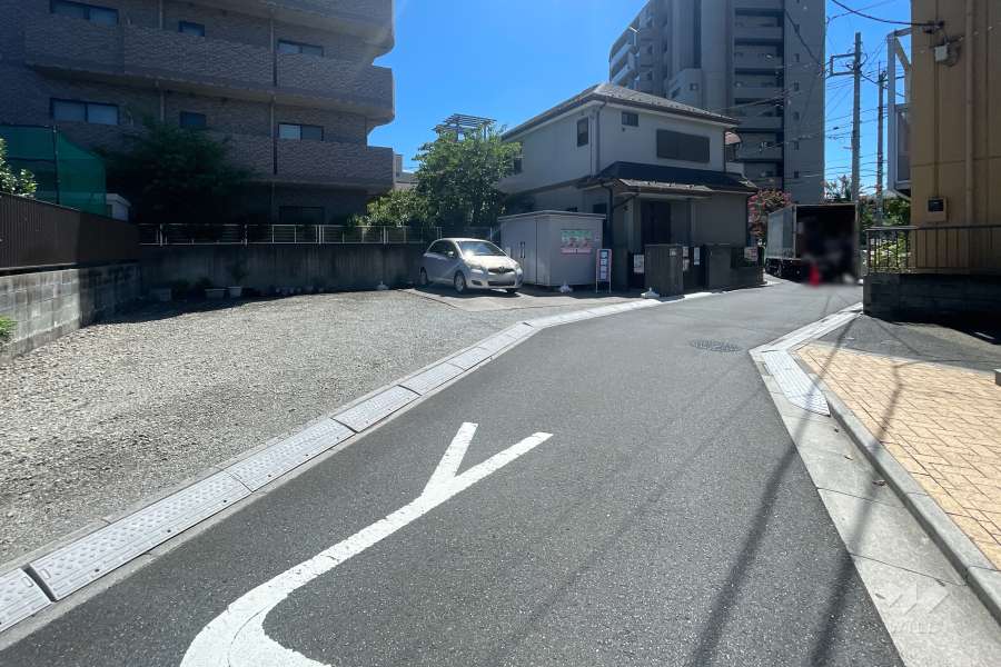 敷地西側の前面道路
