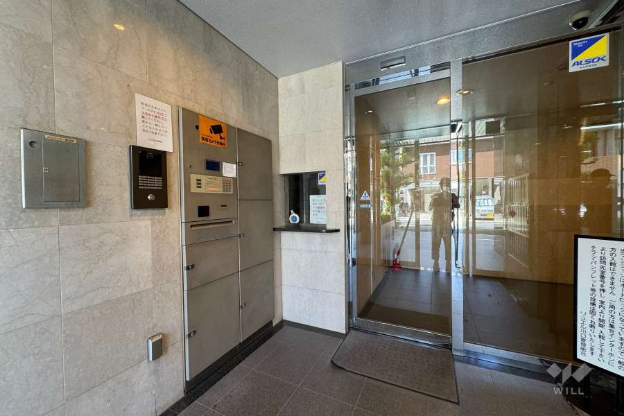 エントランスはオートロック付です。