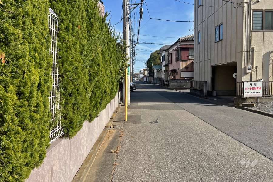 敷地南側の前面道路（西側から）