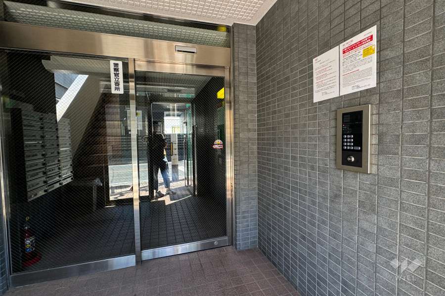 エントランスはオートロック付きです。