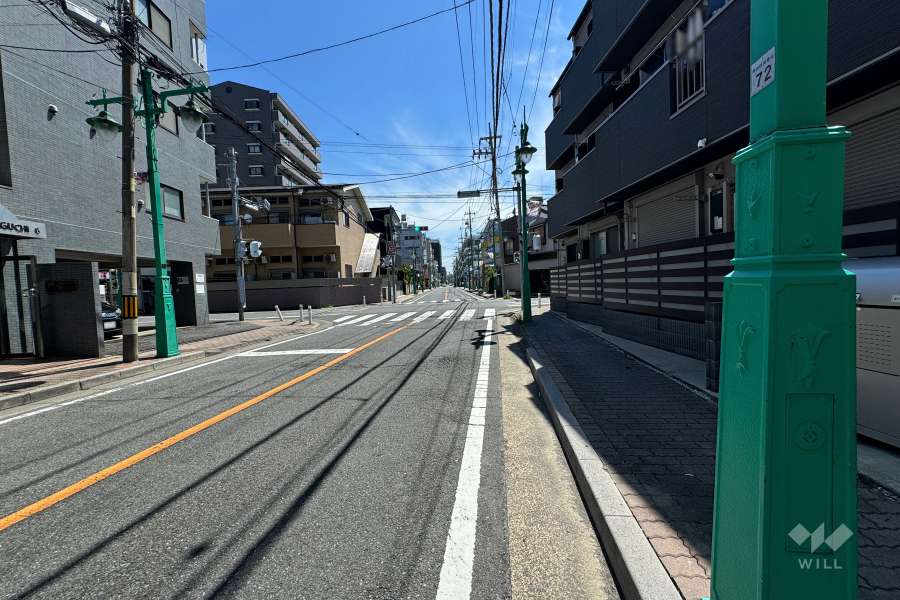 敷地南西側の前面道路（北西側から）