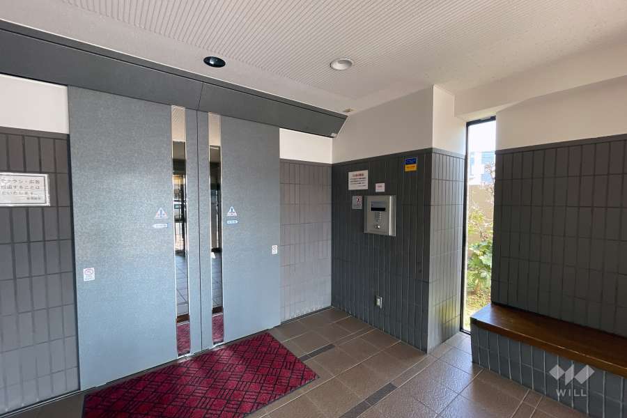 エントランスはオートロック付きです。