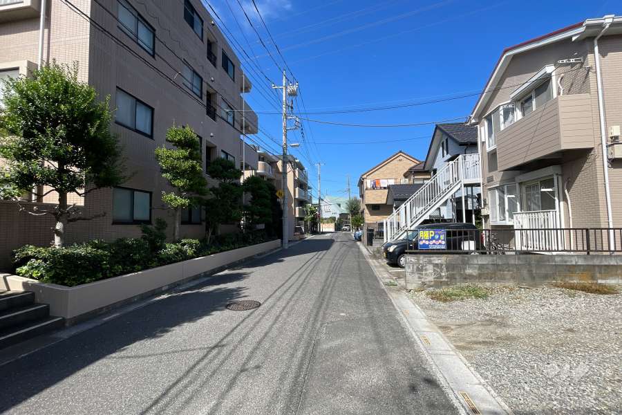敷地の東側前面道路（南側から）
