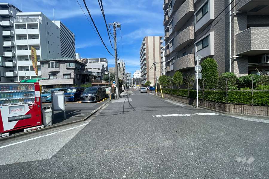 敷地北西側の前面道路（南西側から）