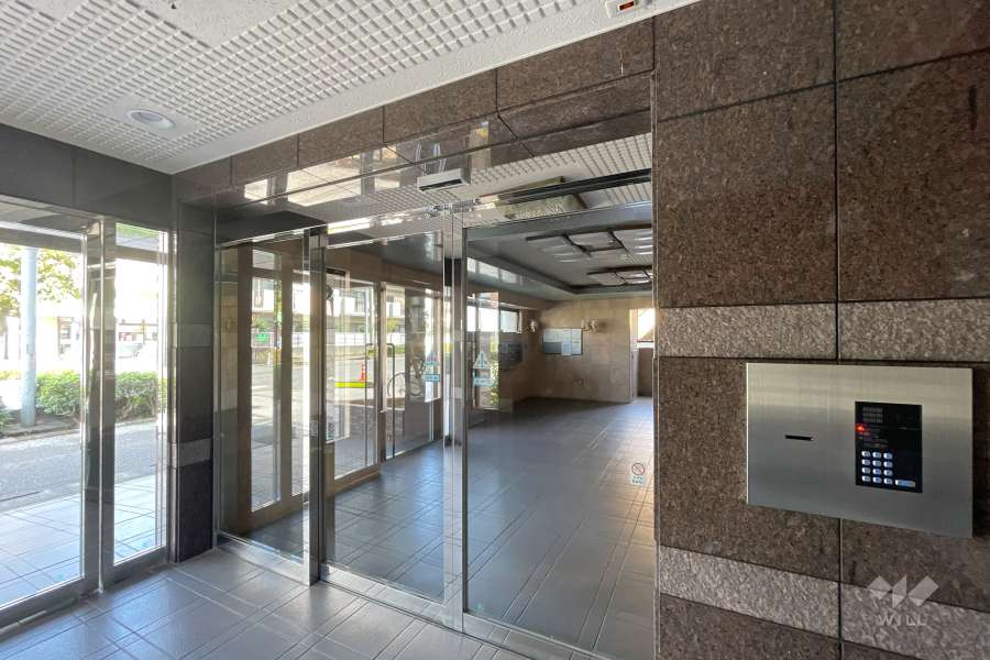 エントランスはオートロック付きです。