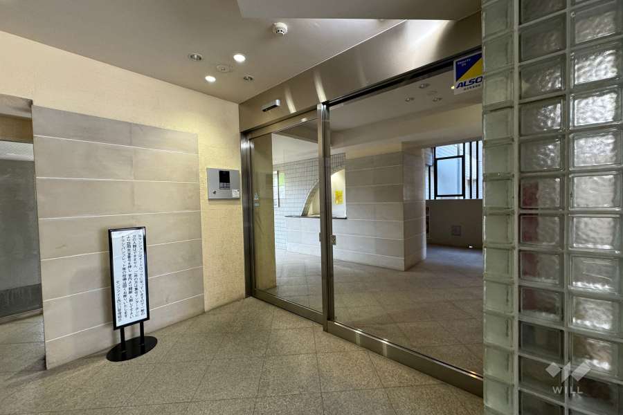 エントランスはオートロック付きです。