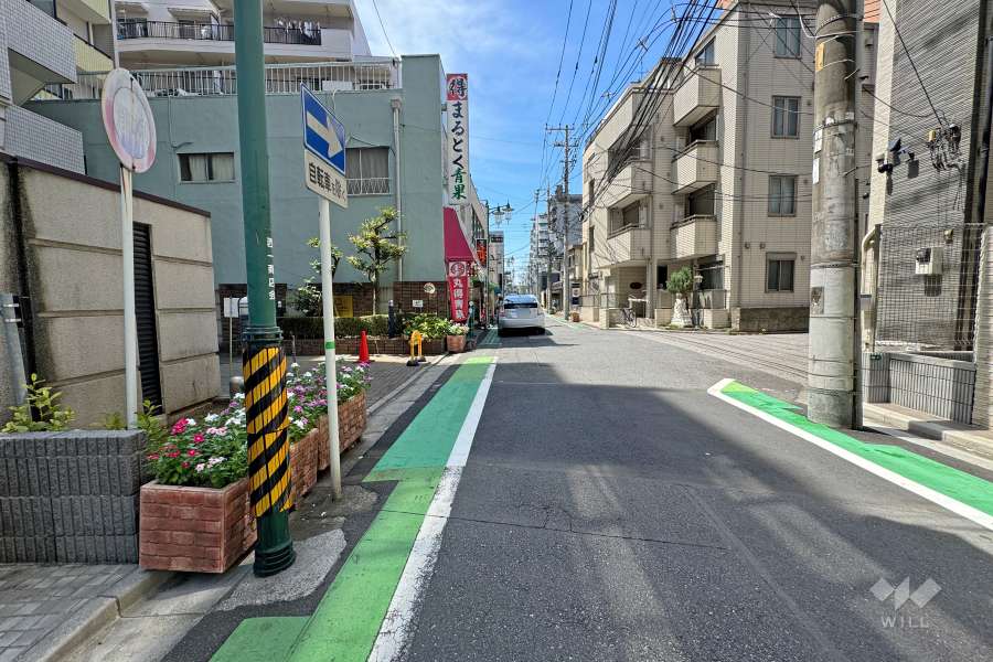 敷地北側の前面道路（東側から）