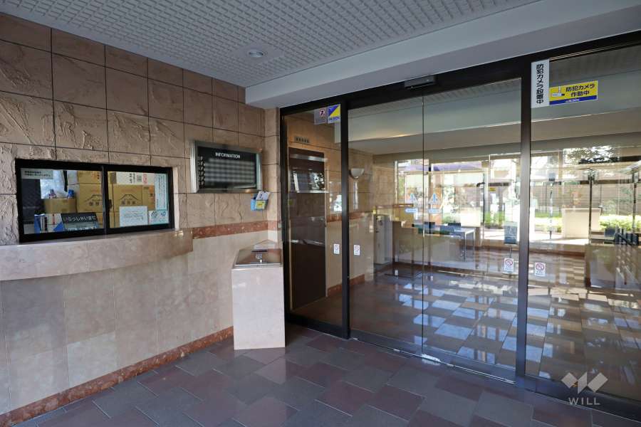 エントランスはオートロック付きです。