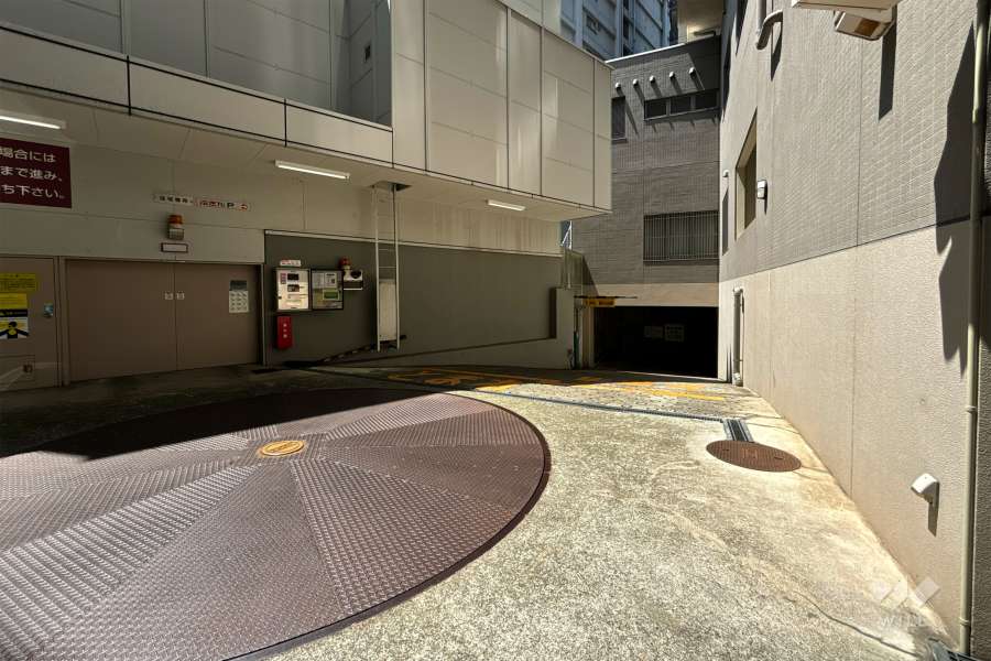 地階にある駐車場へのアプローチ