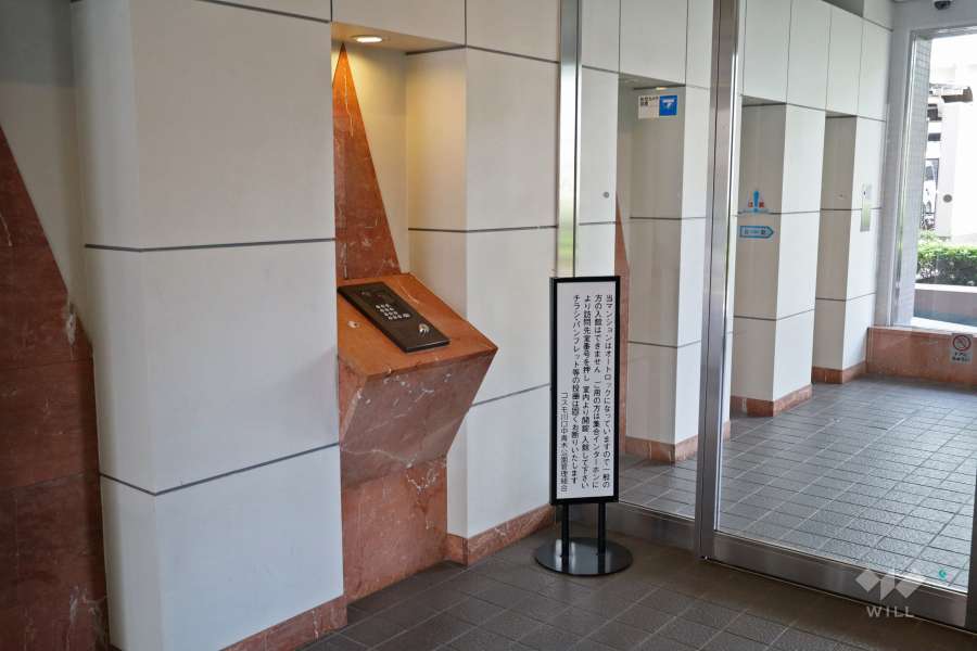 エントランスはオートロック付きです。