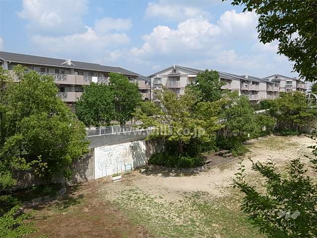 ノースアベニュー箕面おのはらの全景。手前は『荒内谷公園』です。