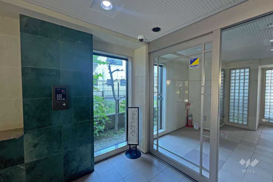 エントランスはオートロック付きです。