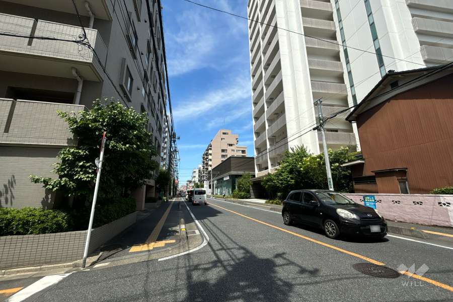 敷地の東側前面道路（南側から）