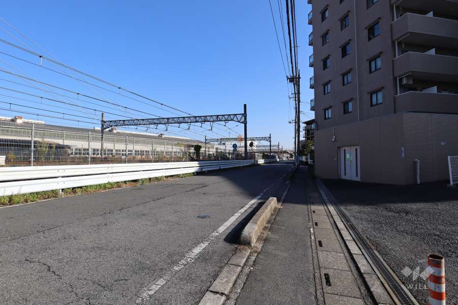敷地北東側の前面道路（北西側から）