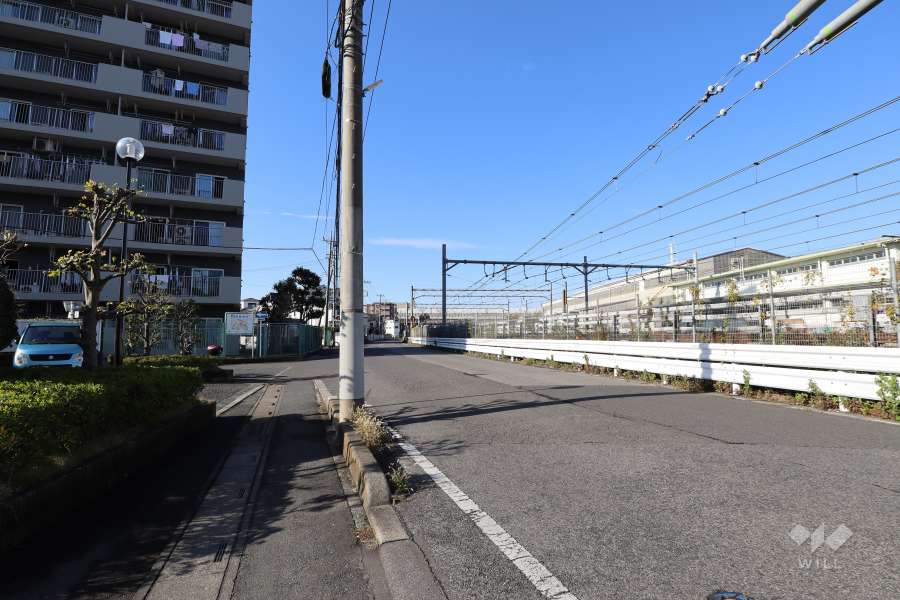 敷地北東側の前面道路（南東側から）