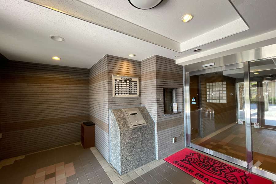 エントランスはオートロック付きです。