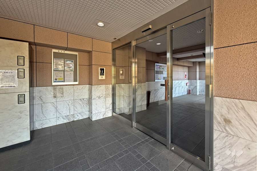 エントランスはオートロック付きです。