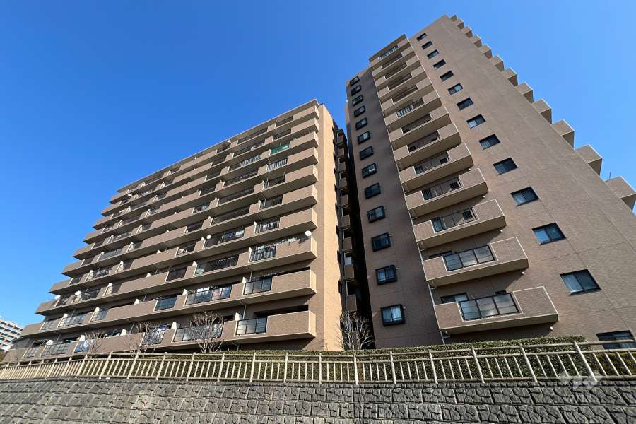 メイツ川ロウイングコートの外観（南西側から）