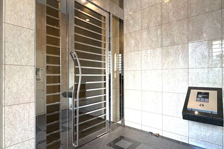 エントランスはオートロック付きです。