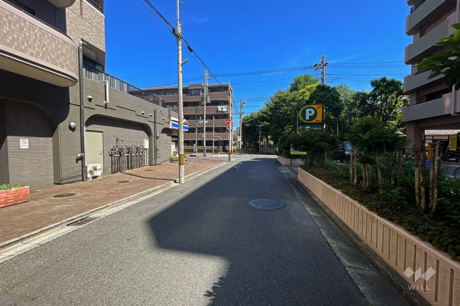 敷地東側の前面道路（南側から）