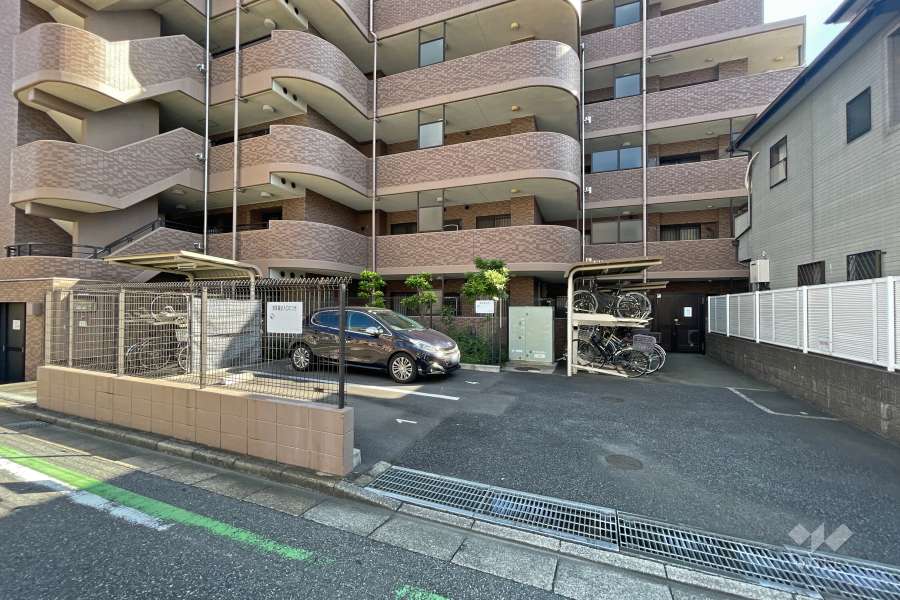 敷地内駐車場（屋外平面式）と駐輪場