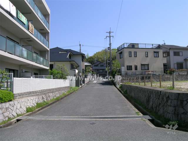 敷地の南西側の道路。周辺は一戸建てが中心に建ち並んでいます。