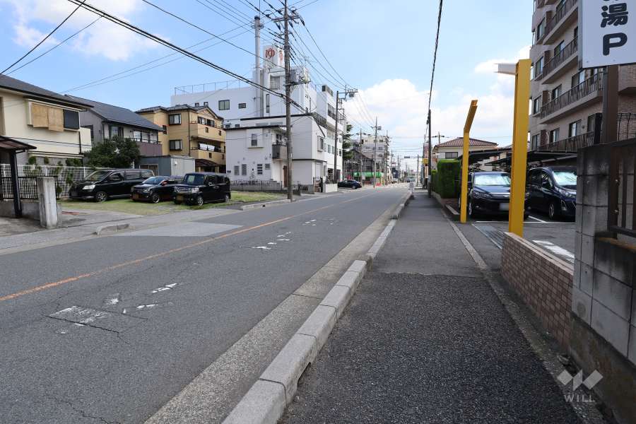 敷地北東側の前面道路（北西側から）