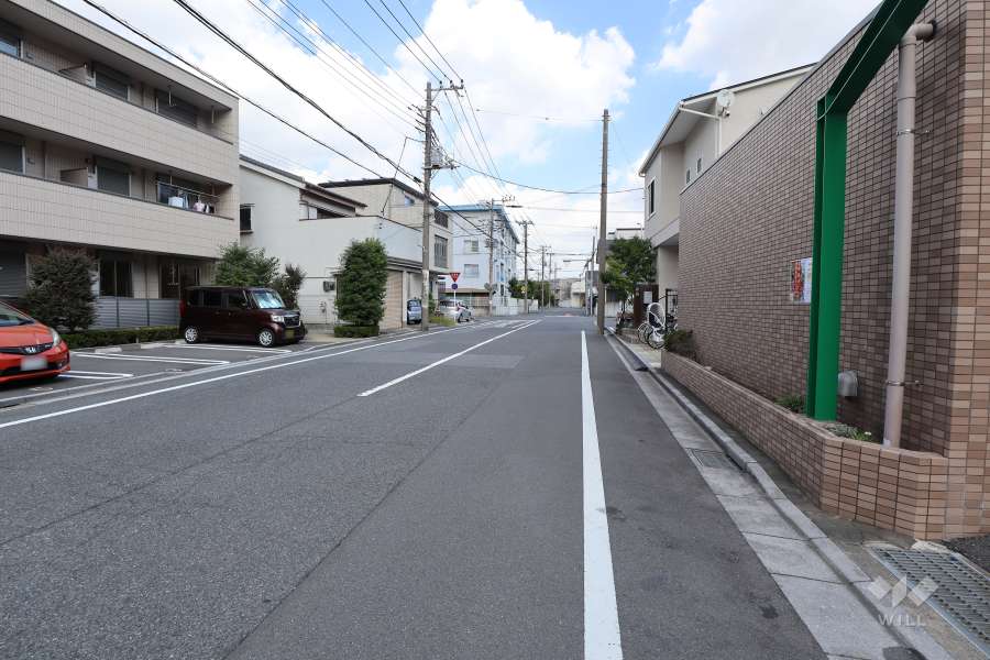 敷地北西側の前面道路（南西側から）