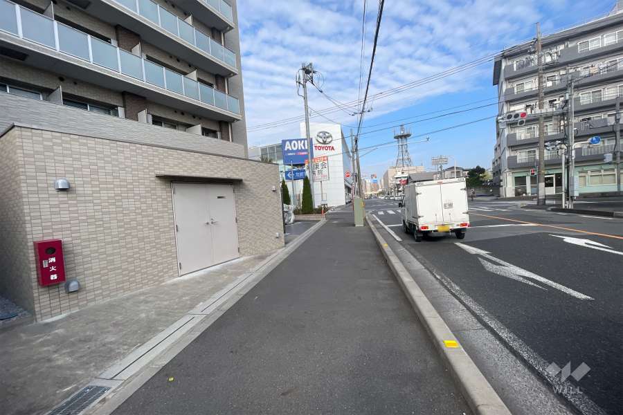敷地東側の前面道路（南側から）