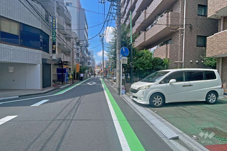 敷地の南側前面道路（東側から）