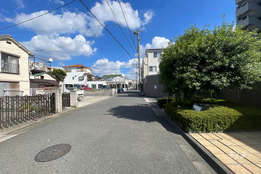 敷地北側の前面道路