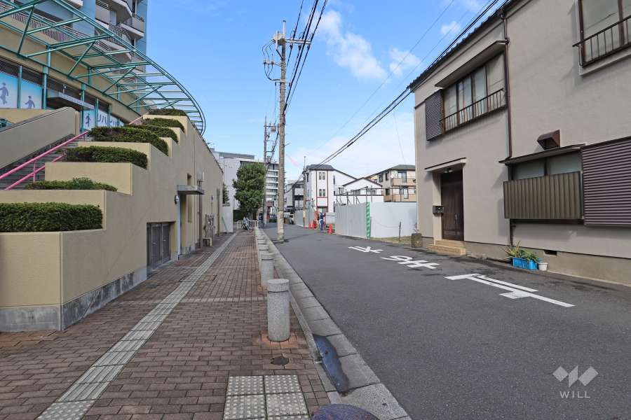 敷地東側の前面道路（南側から）