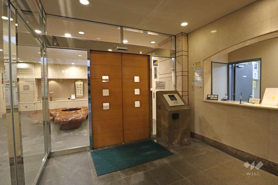 エントランスはオートロック付きです。