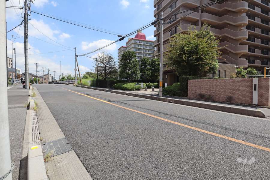 敷地北側の前面道路（西側から）